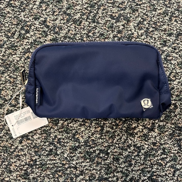 Lululemon Everywhere belt bag 1L Navy Blue - Picture 1 of 4